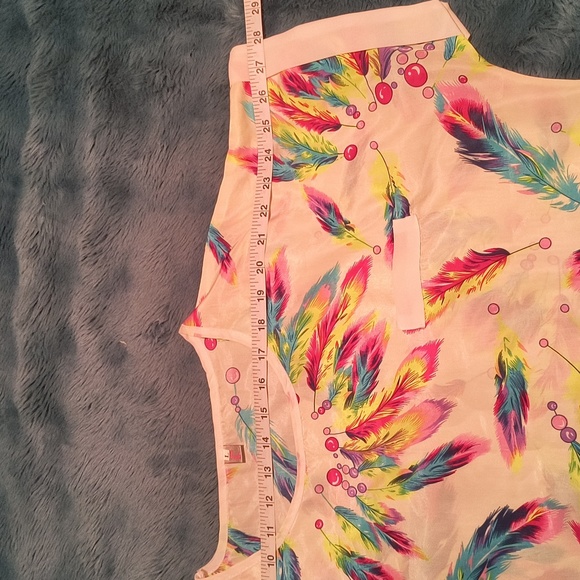Colorful Feather Print Women's Top. Large, Good Condition - Picture 8 of 8